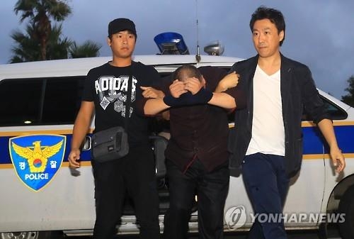 서부경찰서로 이송되는 첸모씨