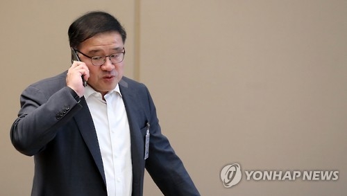 전화통화하는 안종범 수석