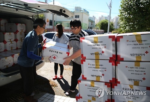 <태풍 차바> 부산적십자사 응급구호품 전달