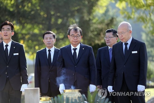 대전현충원 찾은 새누리당 이정현 대표