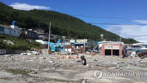 태풍에 쑥대밭 된 영도 감지해변 자갈마당