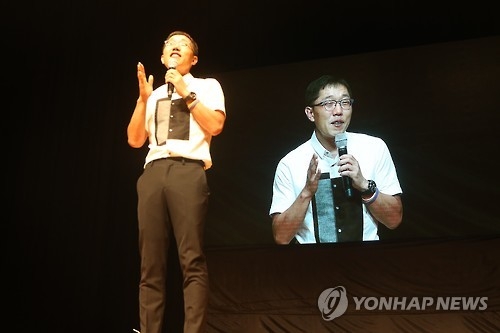 국방위, 김제동 증인채택 않기로…"허위사실 개그소재 안돼" - 1
