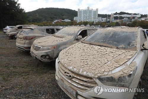 흙으로 뒤덮인 침수차량