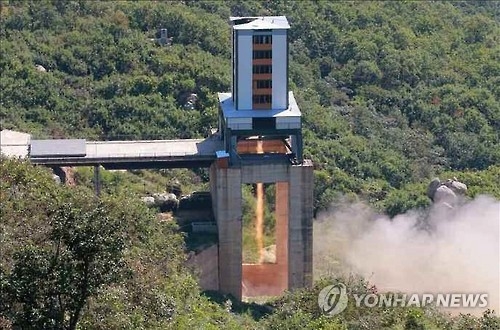 북한의 신형 로켓엔진 분출시험 사진. 2016.9.20
