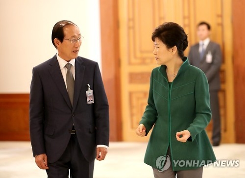 박 대통령과 이원종 비서실장 대화