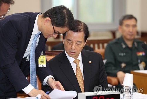 보고받는 한민구 국방부 장관