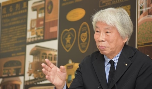 관광열차 디자이너 미토오카 에이지 씨.