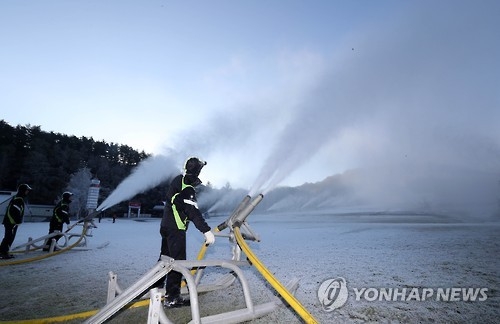 (평창=연합뉴스) 유형재 기자 = 강원지역 대부분이 올가을 들어 가장 추운 날씨를 보인 30일 강원 평창군 용평리조트가 첫 인공눈을 뿌리는 등 스키장 개장 준비에 본격적으로 돌입했다. 2016.10.30yoo21@yna.co.kr