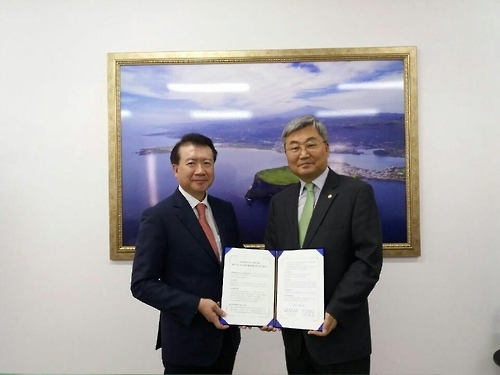 성영목 신세계디에프 사장(왼쪽)과 최갑열 제주관광공사 사장이 제주 산남지역 활성화 업무협약을 체결했다.