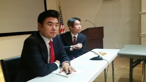 미국을 방문해 정보기관 당국자들을 만 새누리당 원유철(왼쪽) 민주당 이인영 의원 