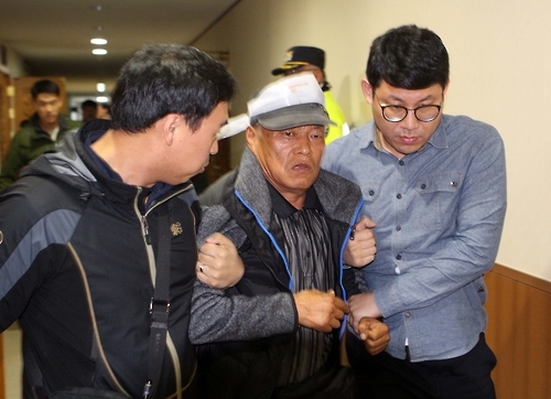끌려나가는 주민들