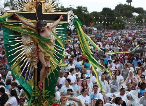 브라질의 가톨릭 신자 수가 계속 줄어들고 있다. 가톨릭 신자들의 전통 행렬.
