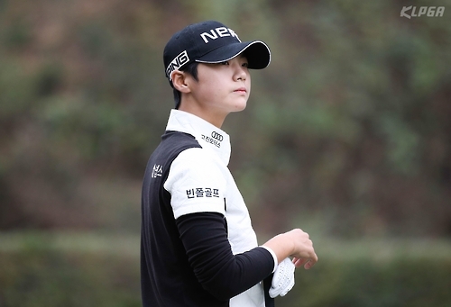 타구 방향을 바라보는 박성현.<KLPGA 제공>