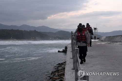 삼척서 파도에 휩쓸린 실종자 수색작업