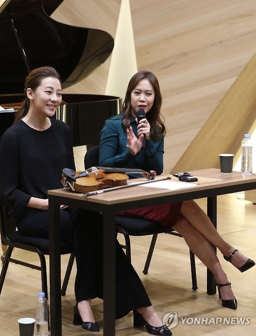 질문에 답하는 클라라 주미 강-손열음