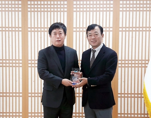 정찬민시장, 이와이엘에 감사패 전달