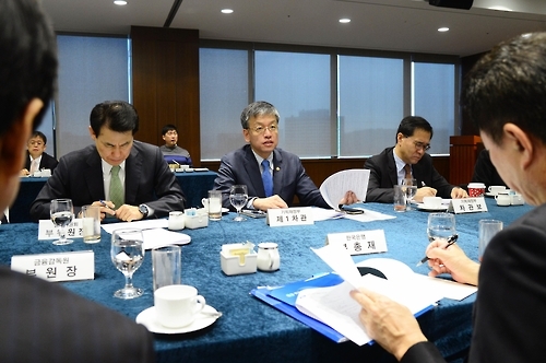 최상목 기재부 1차관(가운데)이 11일 거시경제금융회의 겸 합동점검반 제1차 회의에서 발언하고 있다.