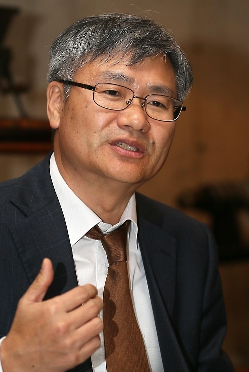 인터뷰하는 권범 변호사