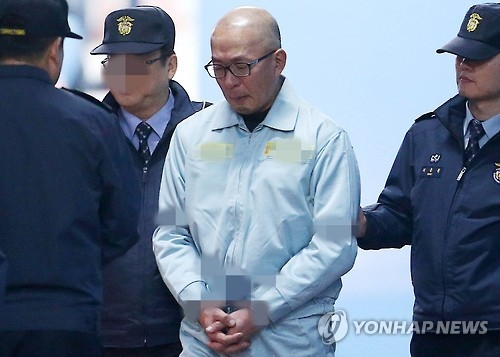 호송차 오르는 차은택씨