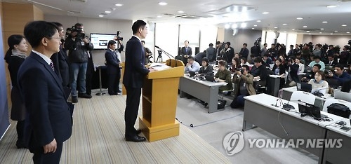 (서울=연합뉴스) 이진욱 기자 = 이준식 사회부총리 겸 교육부 장관이 18일 오전 서울 세종로 정부서울청사에서 '비선실세' 최순실씨의 딸 정유라씨의 '부정입학' 의혹 등과 관련한 이화여대 특별감사 결과를 발표하고 있다. 2016.11.18