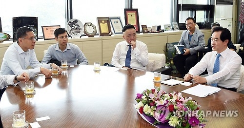 중국 최대 복합기업인 중신(中信·CITIC)그룹 대표단이 지난 9월 8일 안병용(오른쪽) 경기도 의정부시장을 방문, 복합리조트인 '아일랜드 캐슬'에 관해 대화하고 있다.