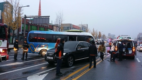 전주서 버스 2대·승용차 충돌…7명 경상 - 1