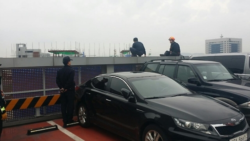 병원 주차장서 자살소동