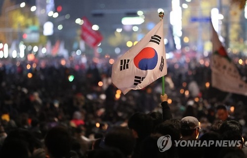 광화문 광장 촛불집회의 태극기. 2016.11.19