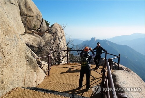새롭게 조성한 설악산 울산바위 해돋이 전망대