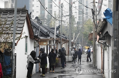 춘천 시내 한 골목을 찾아 연탄을 배달하는 소양 중학생들.