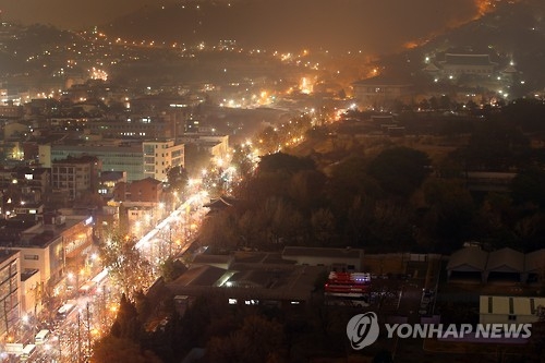 촛불에 에워싸인 靑…朴대통령, 심야까지 상황 보고받아(종합2보) - 1