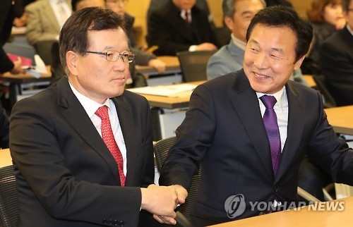 악수하는 손학규-정의화