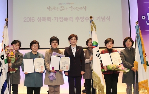축구장서도 '아동·여성폭력 예방' 홍보… 전북도 국무총리상(종합) - 1