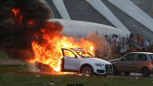 브라질리아에서 차량이 여러 대 불에 타는 등 격렬한 시위가 벌어졌다.