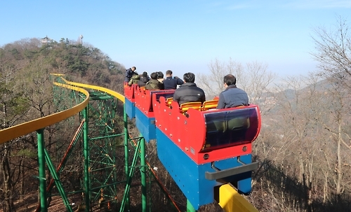 11년만에 운행 재개한 모노레일