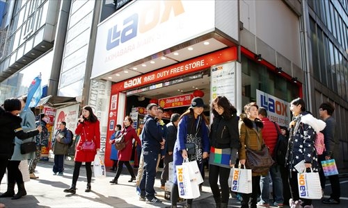 중국 유커들이 일본에서 쇼핑을 하고 있는 모습. 출처:글로벌타임스