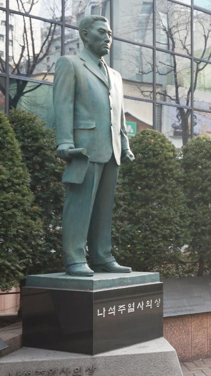 서울 명동입구에 서 있는 나석주 의사 동상
