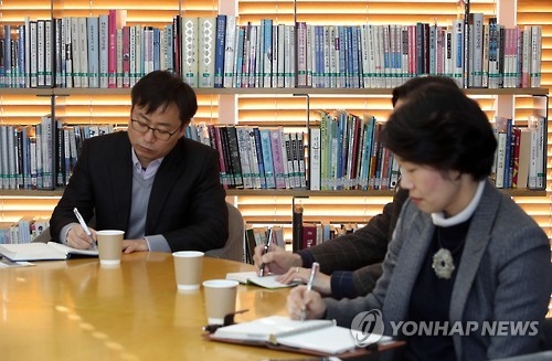 송인서적 1차 부도…출판인회의 회의(서울=연합뉴스) 박동주 기자 = 송인서적의 부도소식이 알려지자 출판사들의 모임인 한국출판인회의 관계자들이 3일 서울 마포구 한국출판인회의에서 출판사들의 피해를 최소화하기 위한 대책 마련 등을 위한 긴급회의를 하고 있다. 2017.1.3