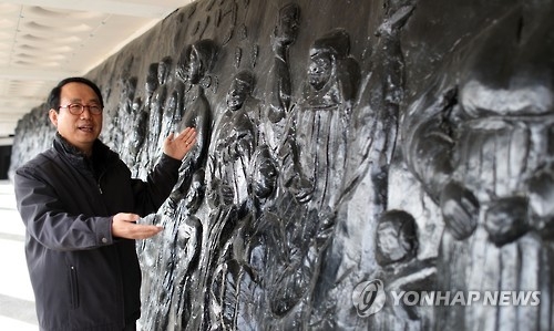 마산 성지여자중학교 부조 장날의 여인들