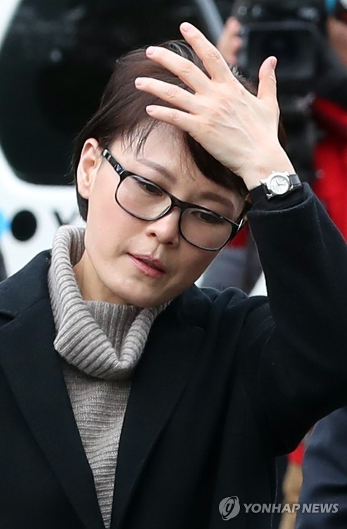 (서울=연합뉴스) 이정훈 기자 = 윤전추 전 청와대 행정관이 박근혜 대통령 탄핵심판 사건의 2차 변론기일인 5일 오후 서울 종로구 재동 헌법재판소 대심판정에 증인으로 출두하고 있다. 2017.1.5uwg806@yna.co.kr