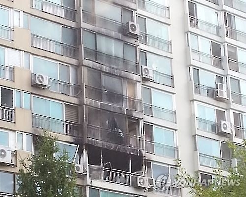 아파트 복도에 불…8명 부상