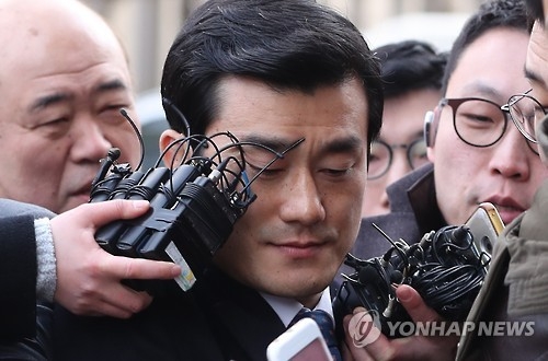 취재진에 둘러싸인 이영선 청와대 행정관(서울=연합뉴스) 김주성 기자 = 세월호 참사 당일 청와대 관저에서 박 대통령을 보좌한 것으로 알려진 이영선 청와대 행정관이 12일 오전 서울 종로구 헌법재판소 대심판정에서 열린 탄핵심판 사건 4차 변론에 증인으로 출석하고 있다. 2017.1.12utzza@yna.co.kr(끝)