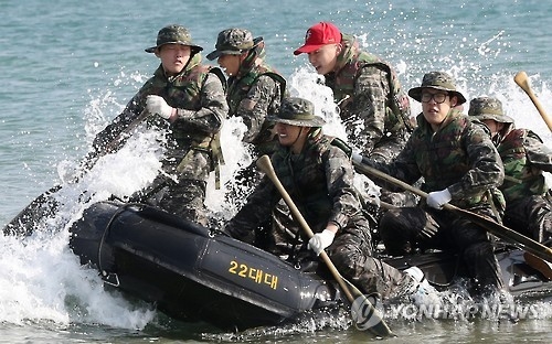 (포항=연합뉴스) 김준범 기자 = 12일 경북 포항시 남구 도구해수욕장에서 열린 '2017년 겨울 해병대 캠프'에서 참가자들이 고무보트 위에서 힘차게 노를 젓고 있다. 2017.1.12