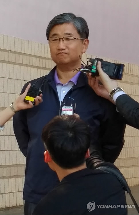 집행유예 선고 받고 석방된 박관천 경정(서울=연합뉴스) 최송아 기자 = '청와대 문건유출 사건'의 핵심 인물인 박관천 전 경정이 29일 서울중앙지법에서 열린 2심 선고공판에서 집행유예 선고를 받고 석방된 뒤 취재진의 질문을 듣고 있다. 이날 서울고법 형사4부는 청와대 문건 유출과 억대 금품 수수 혐의로 기소된 박 경정에게 1심의 징역 7년형을 파기하고 징역 8월에 집행유예 2년을 선고했다. 2016.4.29songa@yna.co.kr(끝)