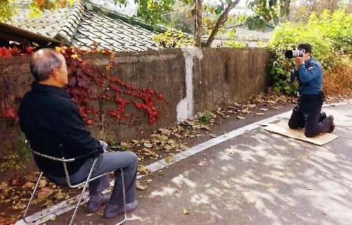 작년 10월 최홍택 경사가 천안 한 마을에서 어르신의 사진을 찍어주는 모습