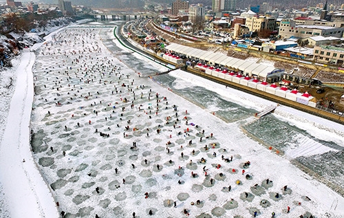 홍천강에 드넓게 펼쳐진 얼음낚시장 (사진/이상학 기자)