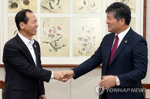 악수하는 강원지사와 강원도의회 의장