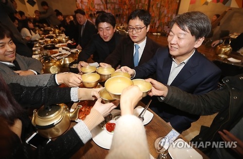 청년당원들과 술잔 나누는 안철수 전 대표.