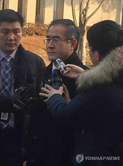 헌법재판소에 증인으로 나온 김상률 전 청와대 수석(서울=연합뉴스) 채새롬 기자 = 김상률 전 청와대 교육문화수석비서관이 19일 오전 박근혜 대통령의 탄핵심판 7차 변론기일에 증인으로 출석하기 위에 헌법재판소에 들어서며 취재진의 질문을 받고 있다. 2017.1.19