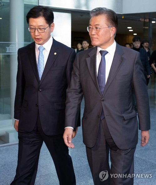 더불어민주당 문재인(오른쪽) 전 대표와 김경수 의원
